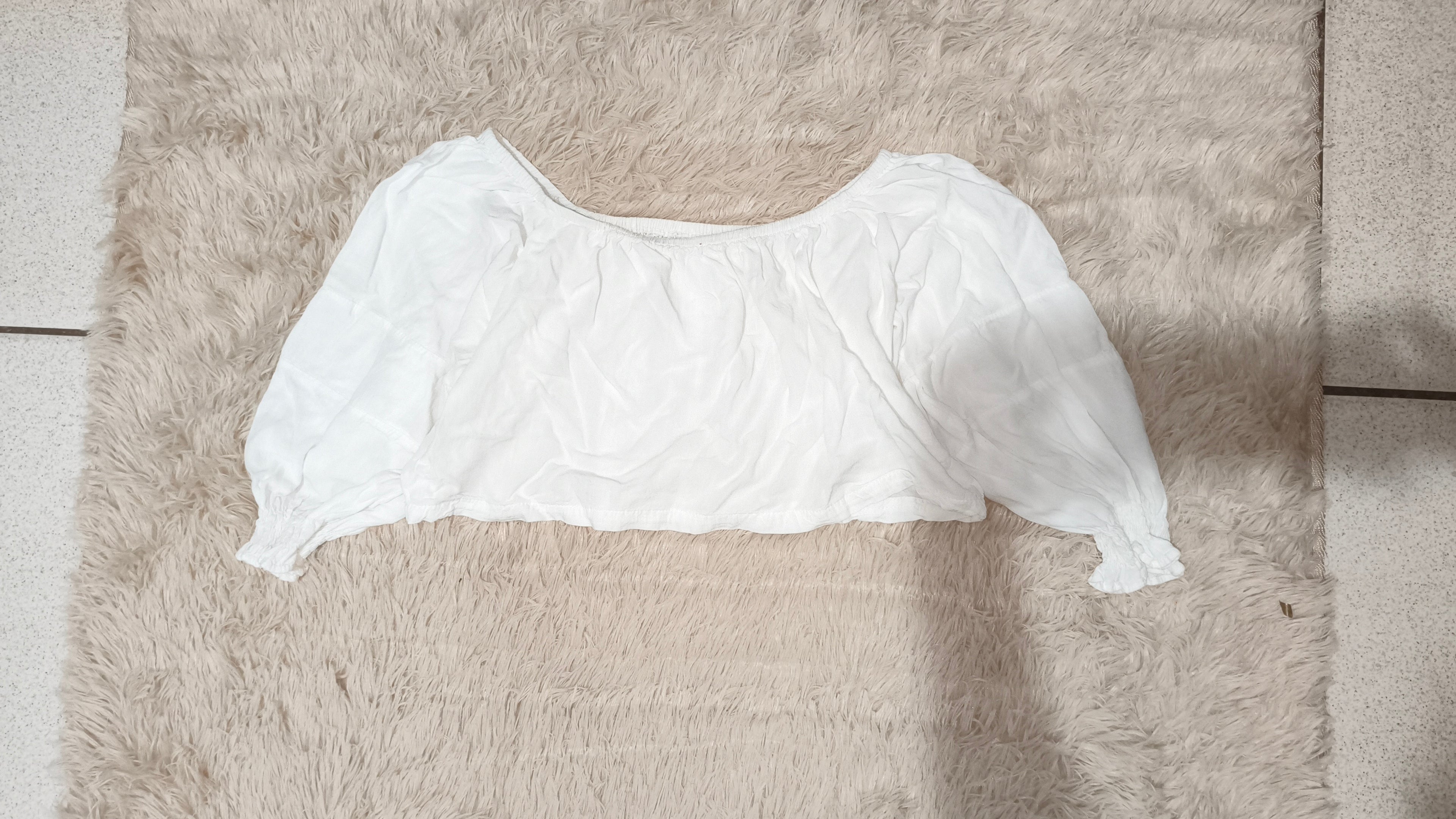 Blusa Cropped Branca Ombro a Ombro com Manga Bufante