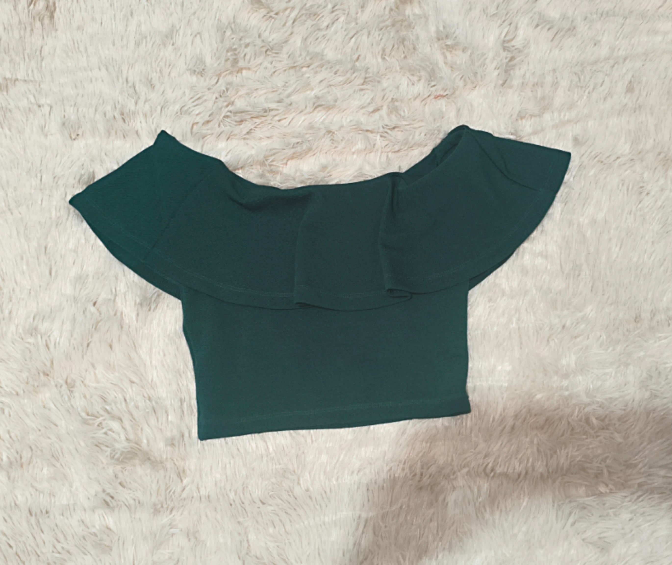 Blusa Cropped Ombro a Ombro Verde – Elegância Moderna com Toque Romântico